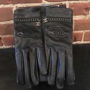 Chanel embossed leather gloves
